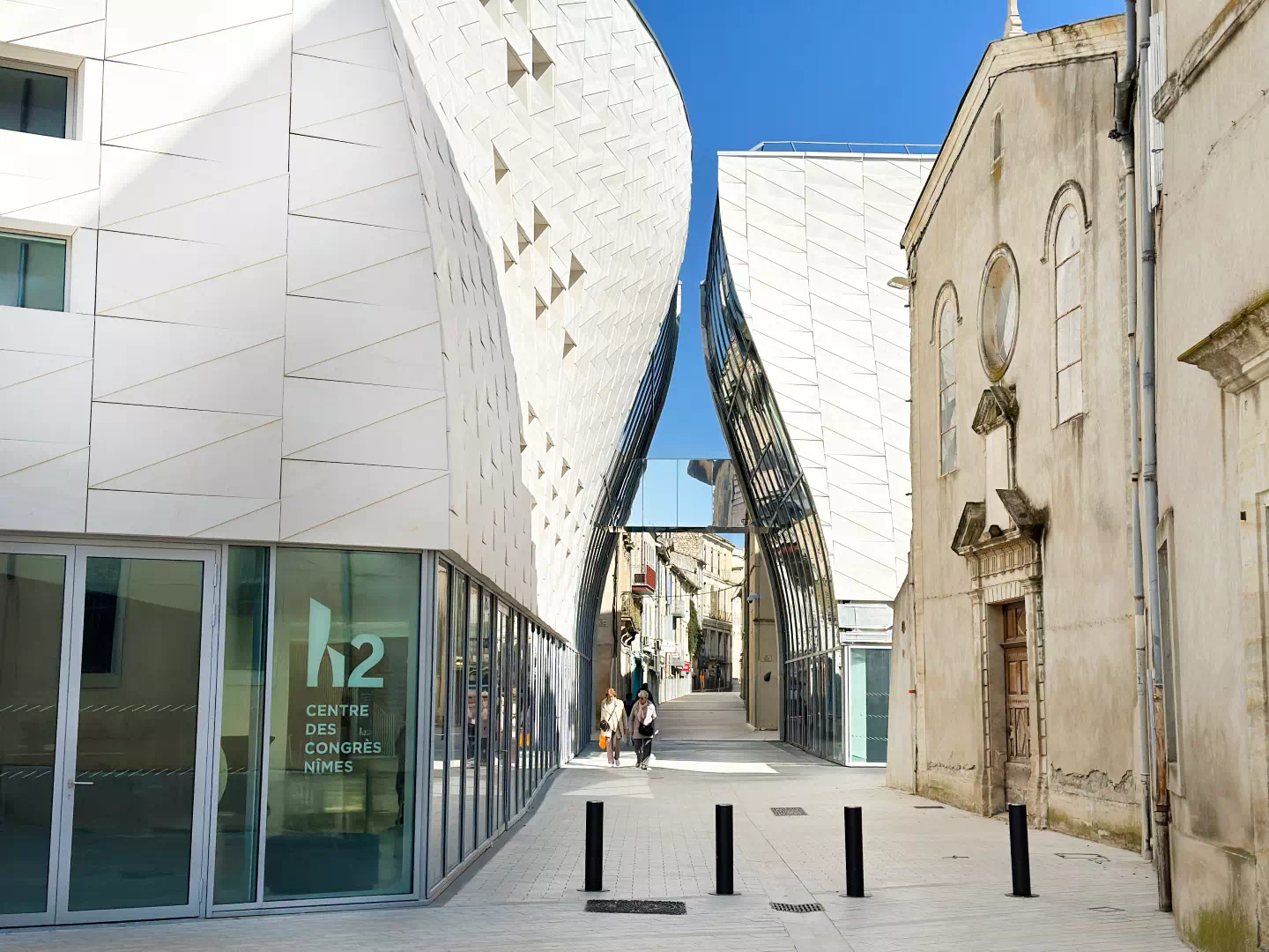 Vue extérieure du centre des congrès, Nîmes